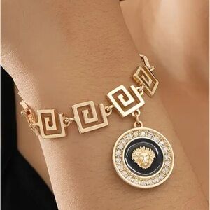women's bracelet with 18K gold plated lion head pendant, with rhinestone details